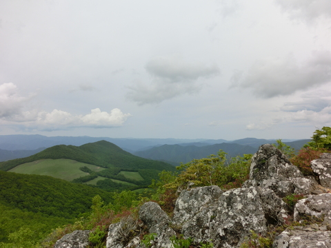 山頂の景色。周囲の山々が見渡せる