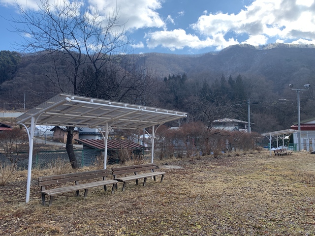 浅内公園の写真。屋根付きベンチが間隔をあけて2台設置されている。
