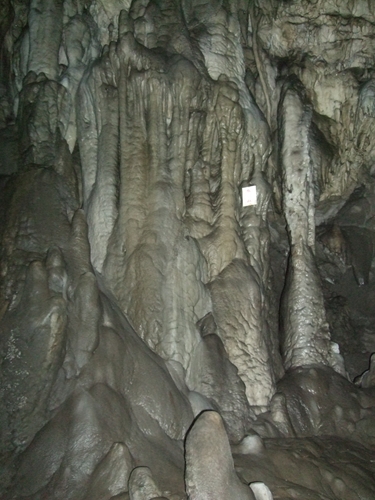 安家洞内の写真。鍾乳石が沢山見られる