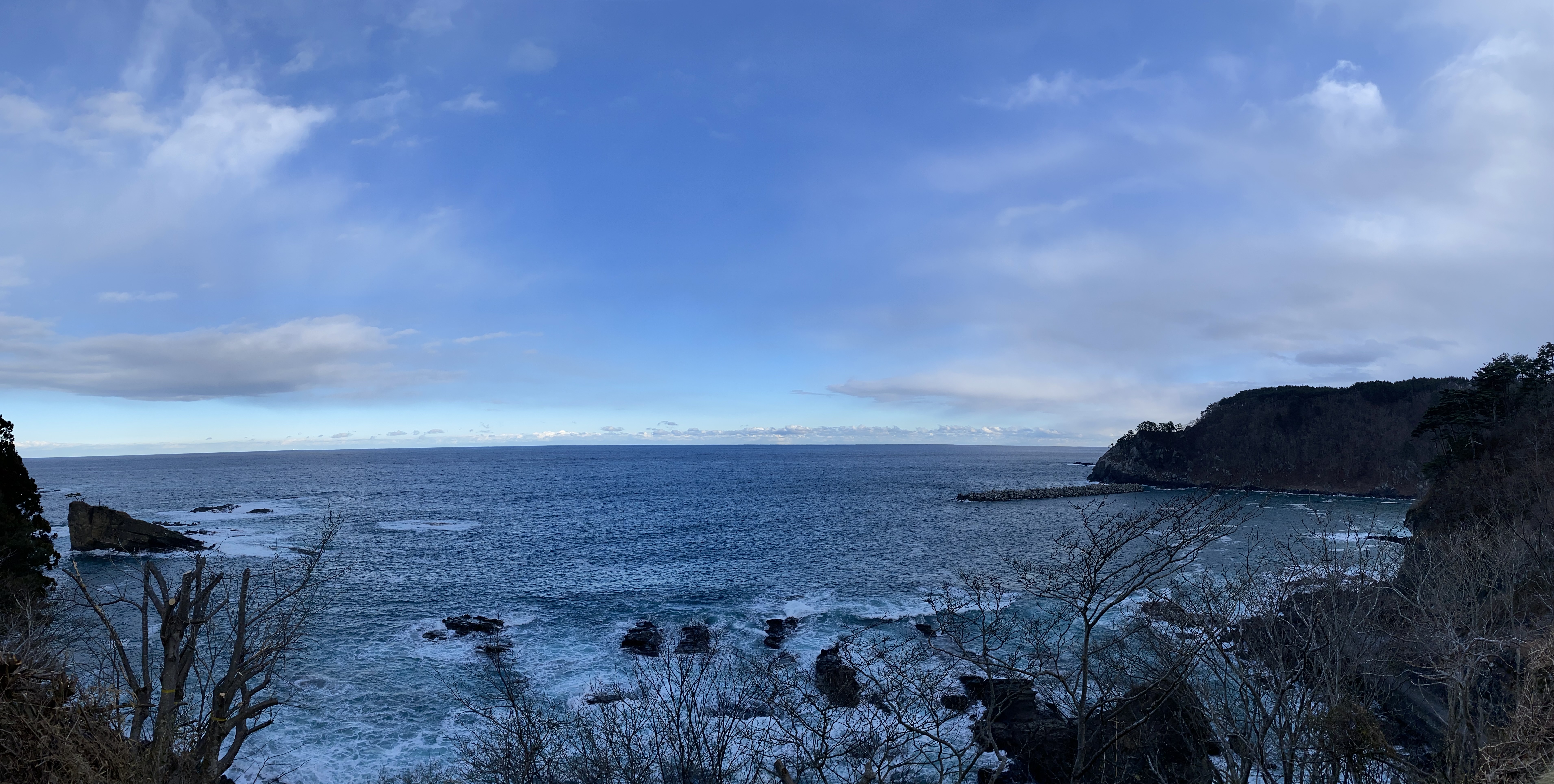 早春の海岸の様子。あたりは暗い。