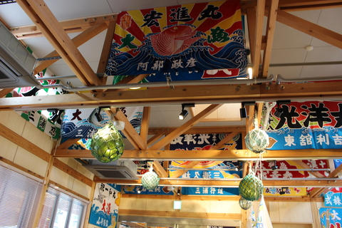 店内の天井付近には、船の旗のような布が沢山飾られている。