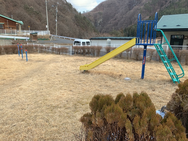 惣畑第3団地公園の写真。滑り台と鉄棒がある。