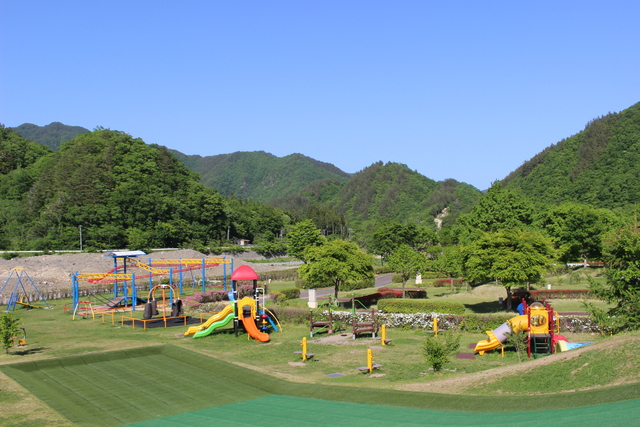 滑り台や鉄棒など様々な遊具がある公園1