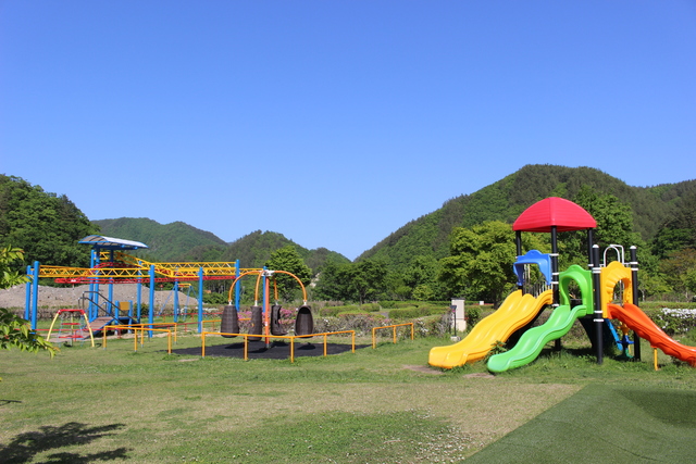 滑り台や鉄棒など様々な遊具がある公園2