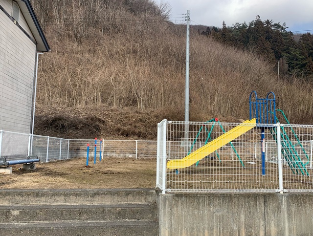 小川石畑第2団地公園の写真。滑り台、ブランコ、鉄棒がある。