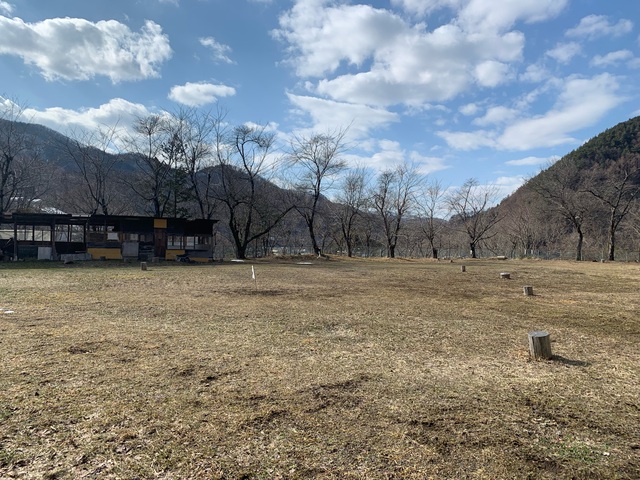 小川公園の写真。草原が広がっている。