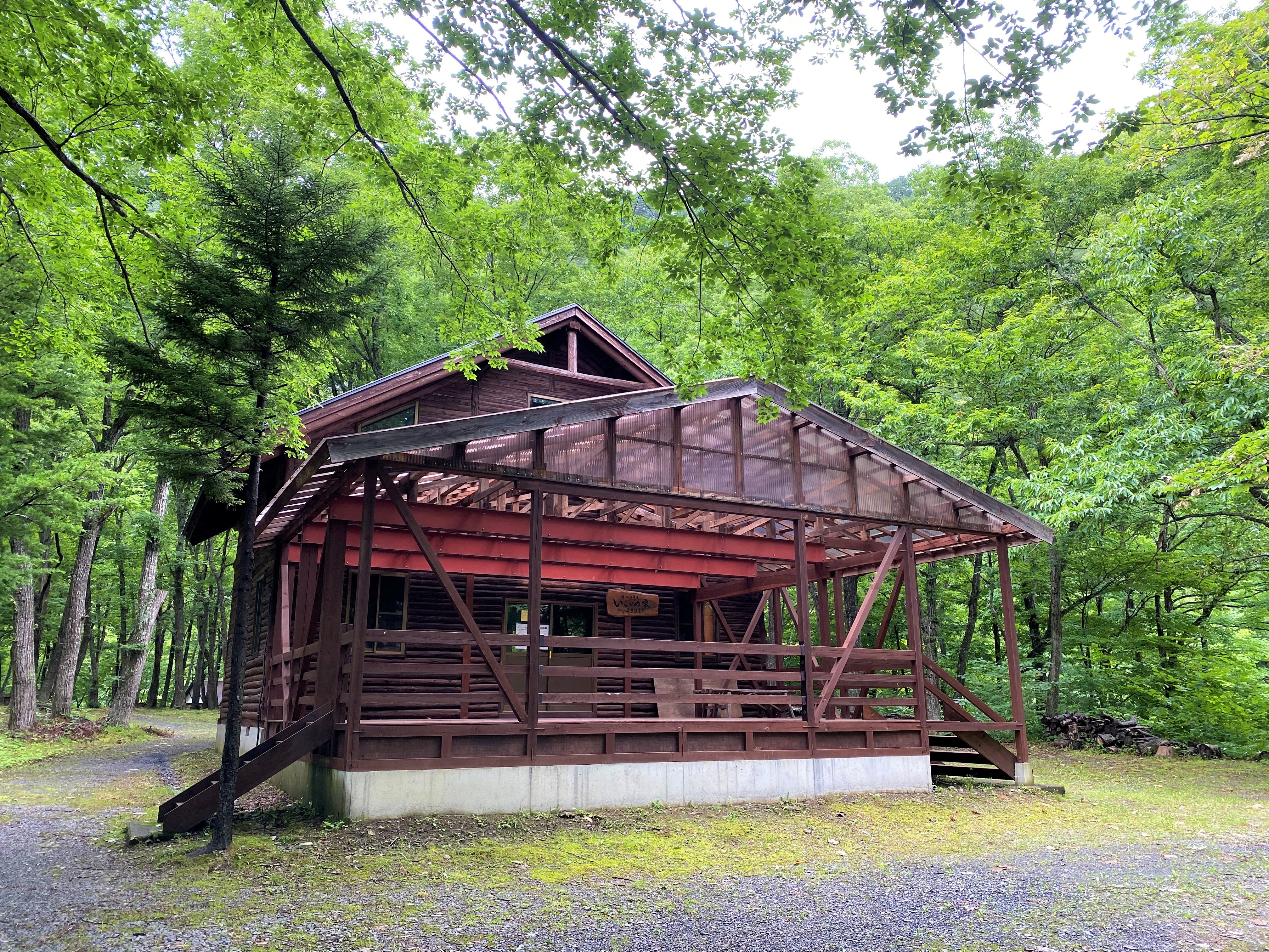 赤茶色の木で作られた山小舎