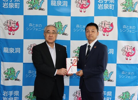 中居町長に目録を渡す有限会社差畑林業差畑代表取締役（写真右）