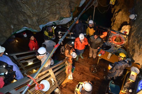 ダイバーさんと、ケイバーさんと　大勢います。　ここは夜の第三地底湖です。