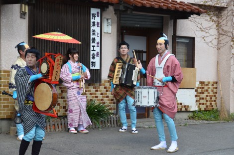 ？　あやしいやつら　？　よく見ると関係者も　！！
