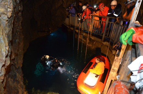 スタッフが見守る中、いよいよ潜水です。　気を付けてくださいねー！