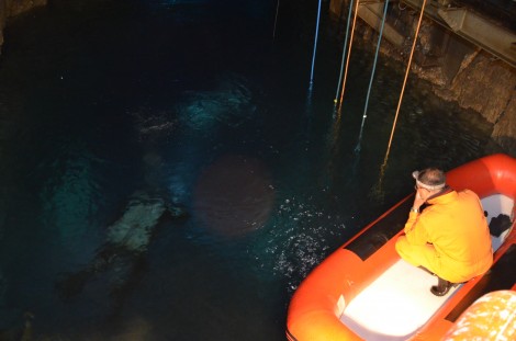 水中ライトと水面にでてくるエアー（混合ガス）でダイバーさんが分かります。