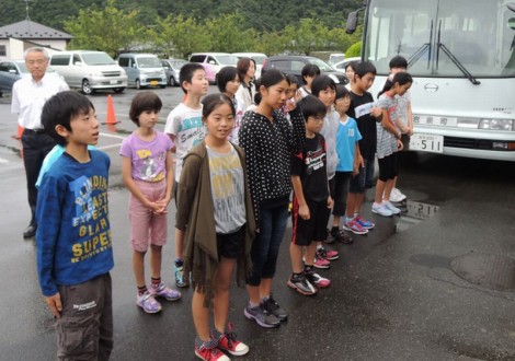 ▲８月１日（木）、不安と期待の緊張した面持ちの出発式。 
