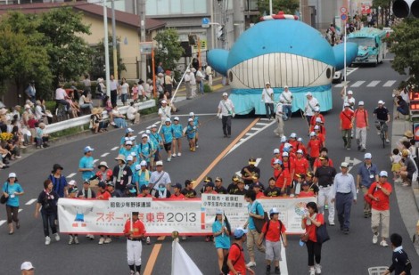 ▲８月４日（日）、昭島市最大の祭り『くじらまつり』。力を合わせ大きなクジラを引っ張りました。 