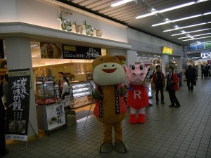 記者発表後直ぐの試食販売会PR隊 たんたん いずみちゃん