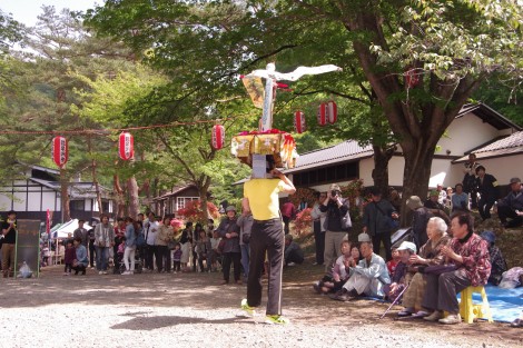 練り歩く岩上さん