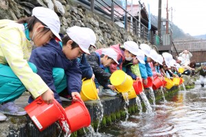 稚魚を放流する岩泉小学校の生徒