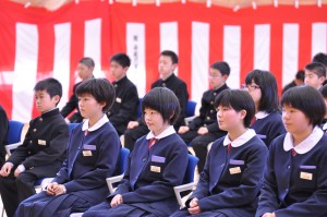 緊張した表情の新入生