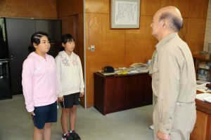 活動を報告する崎尾さんと田鎖さん