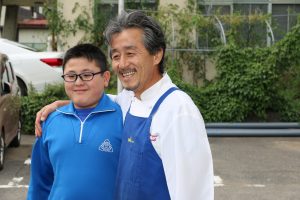 門小学校の上家くん（左）と伊藤シェフ